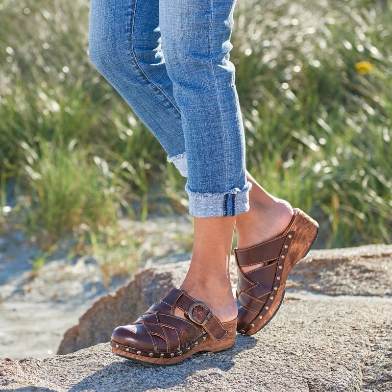 Born Women's Amber Clogs - Cinnamon Stick (Brown)